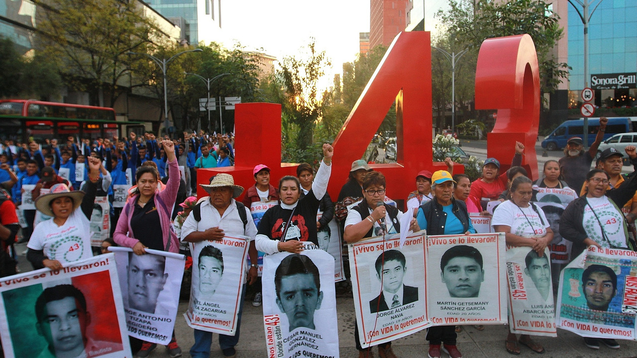 AMLO deslinda al almirante Rafael Ojeda del caso Ayotzinapa
