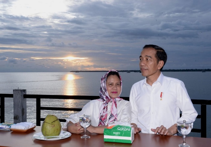 Ditemani minuman kelapa muda, keduanya tampak menikmati momen indah tersebut.