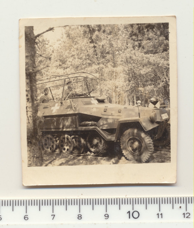 1KAMERADEN_MIT_AUFKL_RUNGSPANZER_POLENFELDZUG_WE