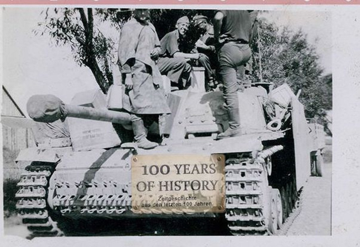 Orig. Foto Panzer Tank mit Seitenschürzen Soldat