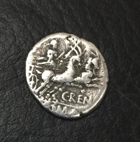 Juno Caprotina carregando ceptro e chicote, toma as rédeas de um