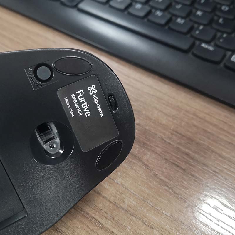 Mouse silencioso KlipXtreme Furtive en un ambiente de trabajo tranquilo.
