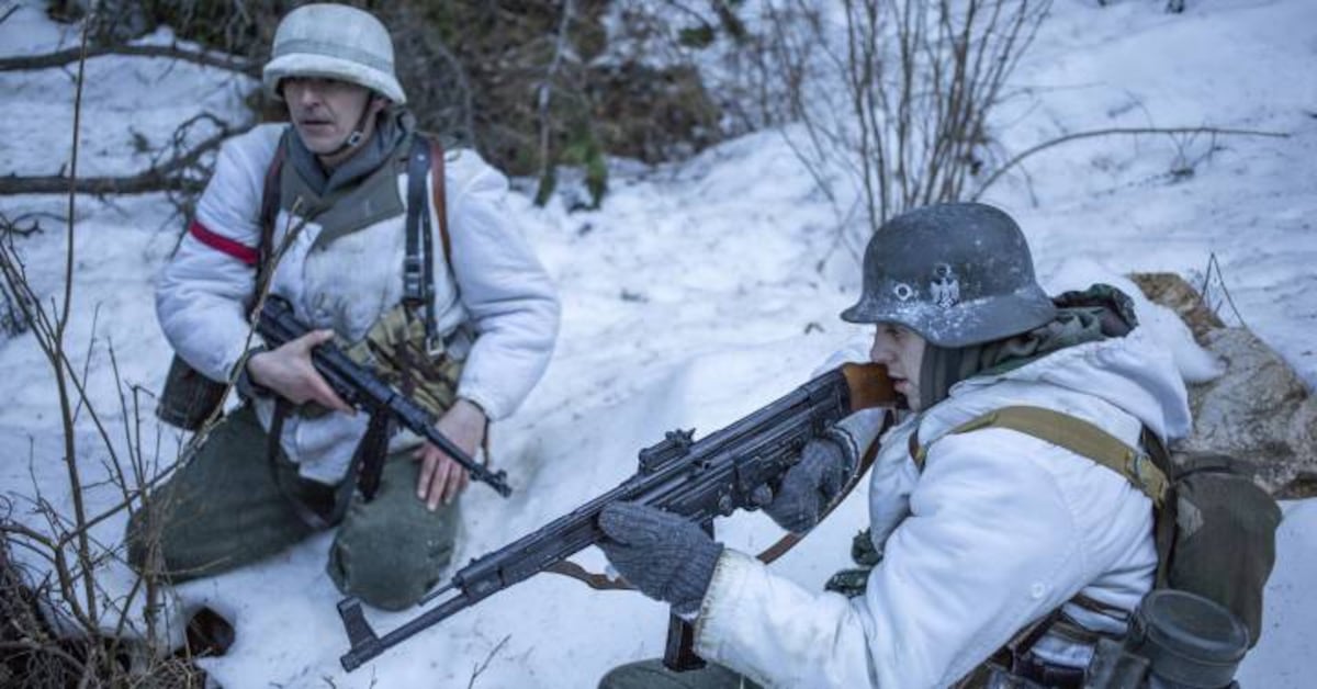 Miembros de la Asociación Catalana de Coleccionismo de Uniformes Históricos, durante su actividad en La Molina