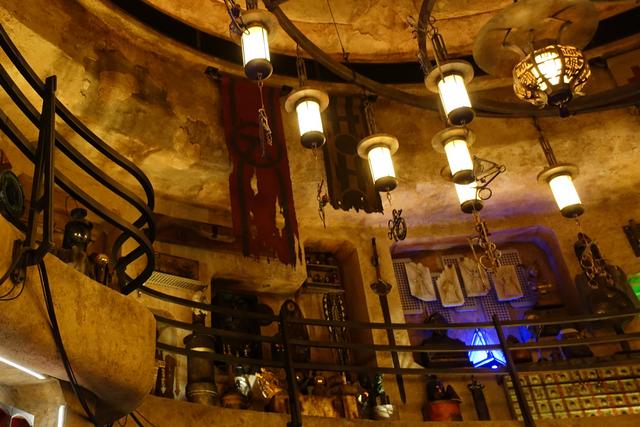 DOK-ONDAR DEN OF ANTIQUITIES: Tienda-museo para amantes de Star Wars - DISNEYLAND ~ STAR WARS: GALAXY'S EDGE, LA GUIA (20)