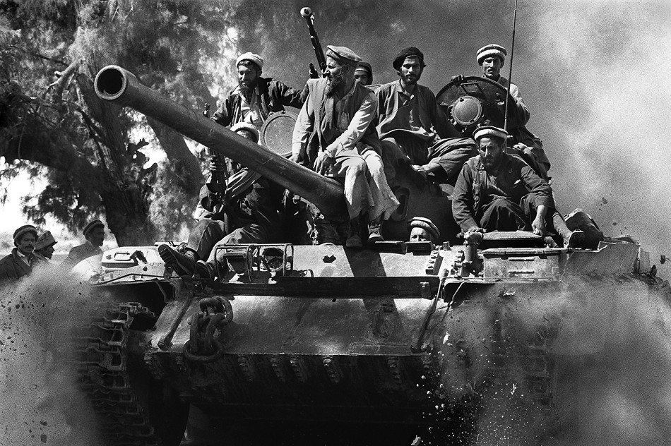 AFG-1989-m-rcius-Mujahideen-egy-elfogott-T-55-s-harckocsin-a-front-k-zel-ben-a-Jalalabad-rt-v-vott.jpg