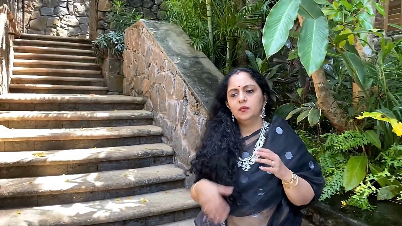 Sindhu Krishna Big Navel in saree.mp4_snapshot_01.02.738