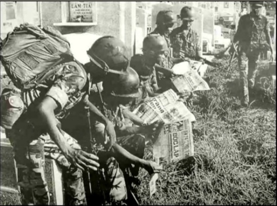 [Image: 2lblv-nguoilinhvnch-hanh-quan-mua-bao-doc.jpg]