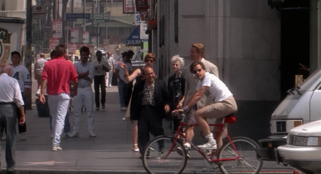 Twins.1988.BluRay.1080p.DD.2.0.AVC.REMUX-FraMeSToR[SS]48