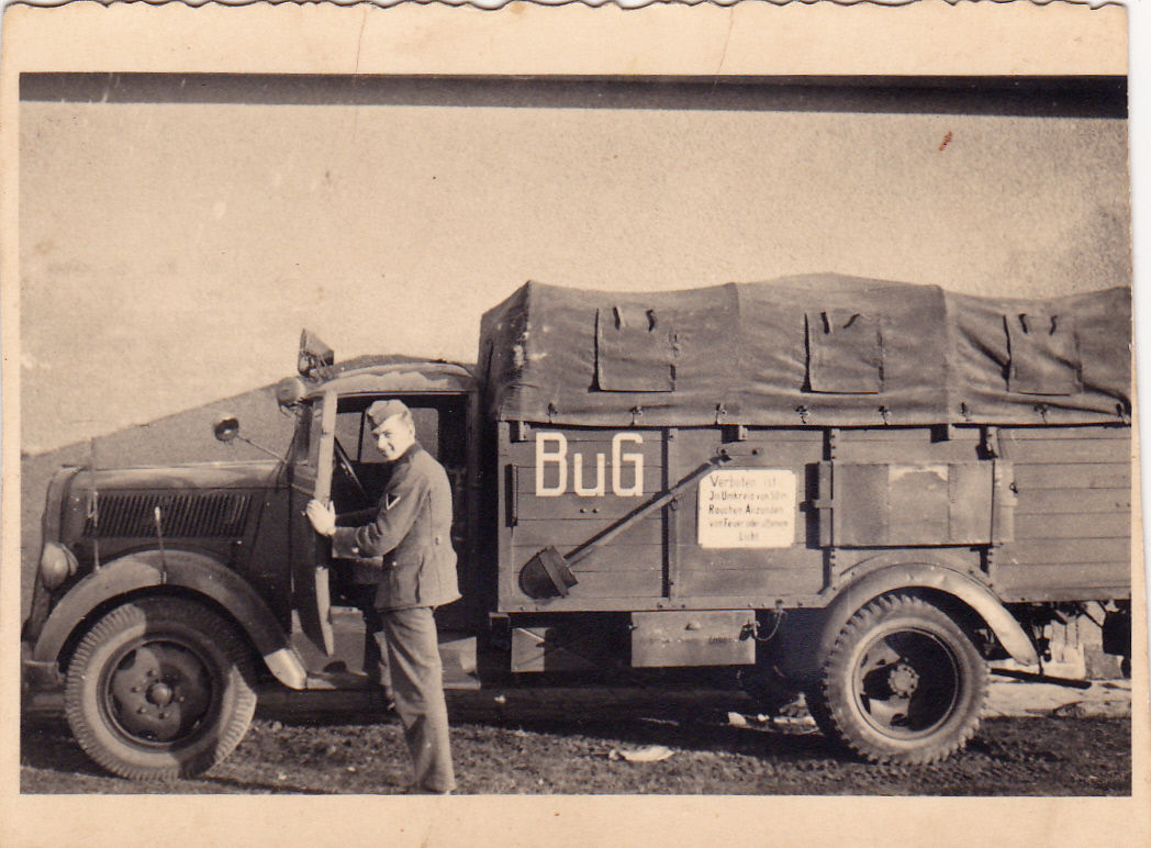 Foto 2 WK Soldat vor Lkw Oldtimer BuG Lüdenschei