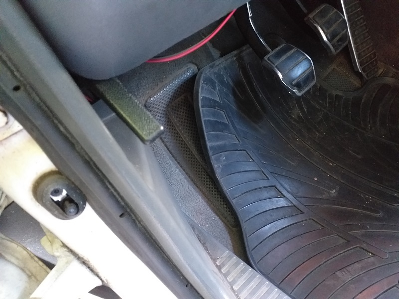 Poignée HS d'ouverture du capot moteur de la R25 TXI.