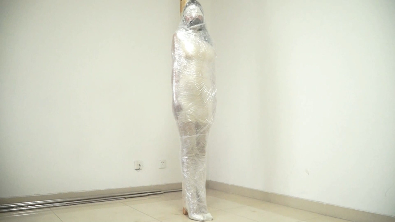 逍遥 被保鲜膜全包的女孩.mp4_20230729_091524.809