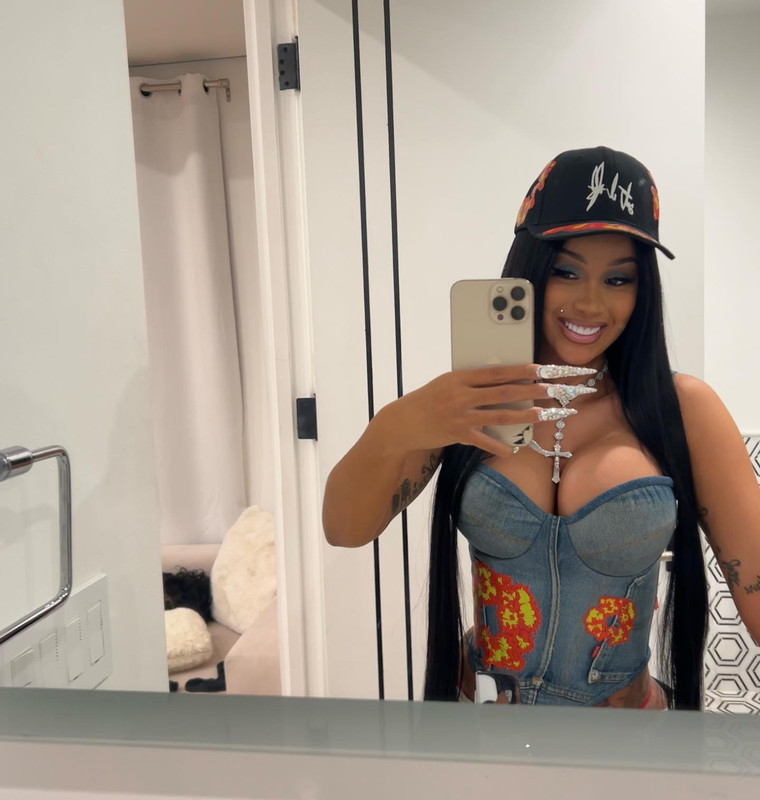 Cardi B تتألق بإطلالة جريئة ومثيرة Iamcardib-1719343885391