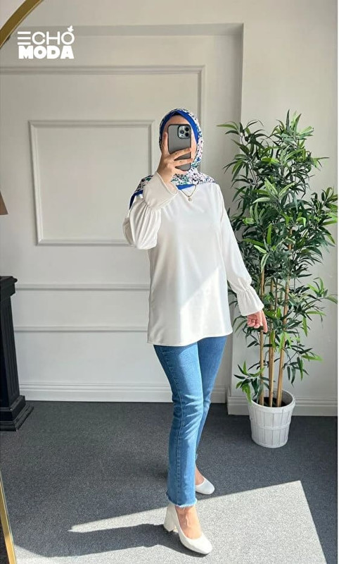 بلوزة بيضاء رسمية للمحجبات تناسب الخروج اليومي والإطلالات الكلاسيكية الراقية. بلوزة بيضاء رسمية للمحجبات تناسب الخروج اليومي والإطلالات الكلاسيكية الراقية.