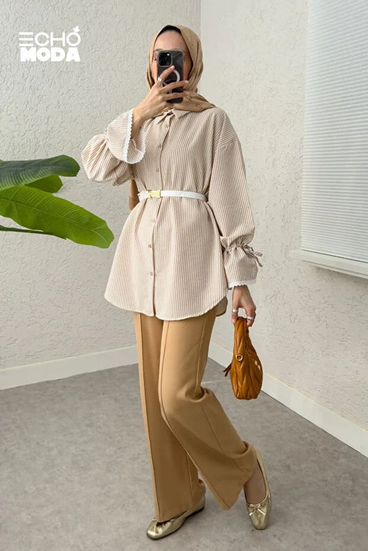 بلوزة طويلة باللون البيج الفاتح مع ياقة أنثوية مثالية للمناسبات النهارية. بلوزة طويلة باللون البيج الفاتح مع ياقة أنثوية مثالية للمناسبات النهارية.