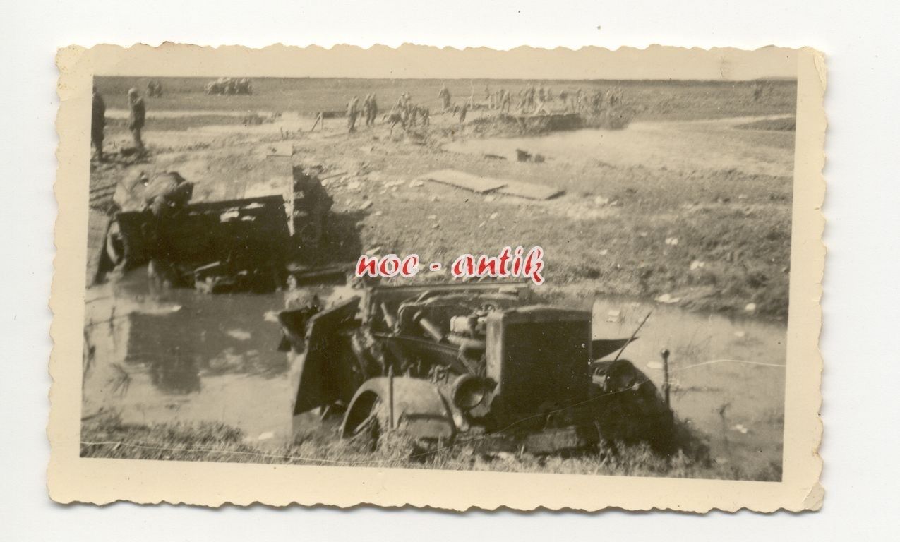 Foto Ostfront, zerstörter LKW Wehrmacht, Schlamm