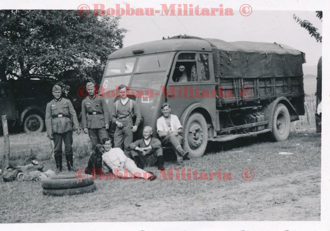 Foto Wehrmacht mit französischen Beute Renault AIB  LKW french