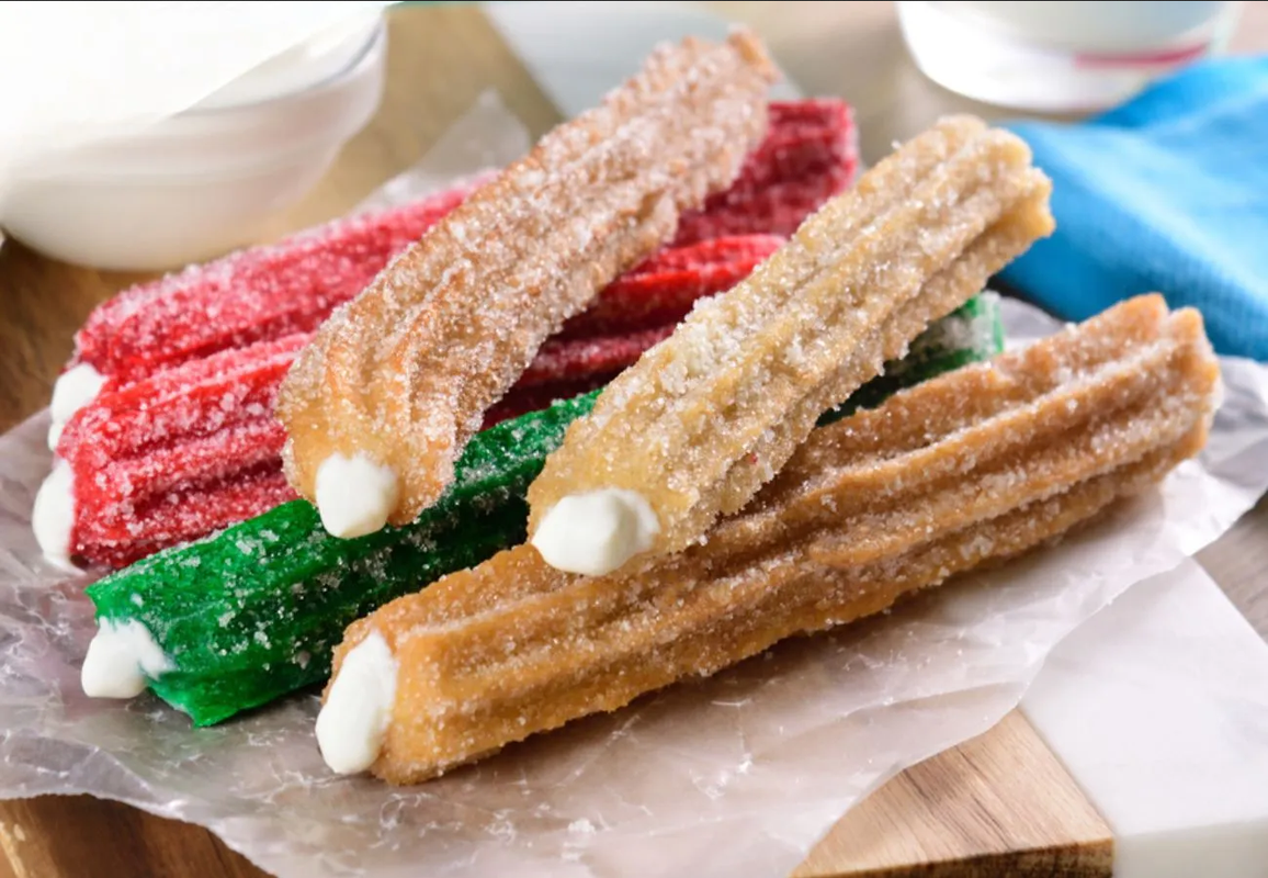 ¿Qué postre hacer para la noche mexicana? Prepara unos churros tricolor