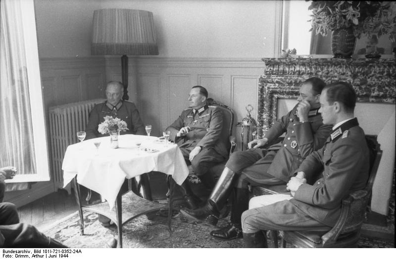 El mariscal de campo Günther von Kluge, en una reunión con oficiales. Francia, junio de 1944