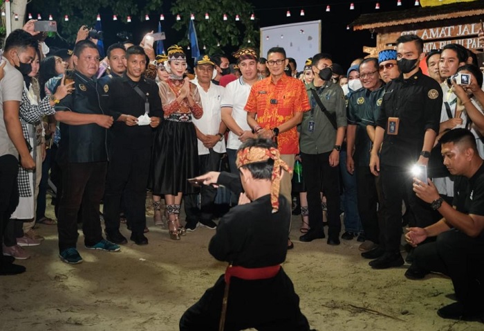 Sandiaga Uno saat menghadiri acara pembukaan Pahawang Culture Festival 2022 di Pulau Jelarangan, Pesawaran, Lampung, Sabtu (27/8/2022) malam.