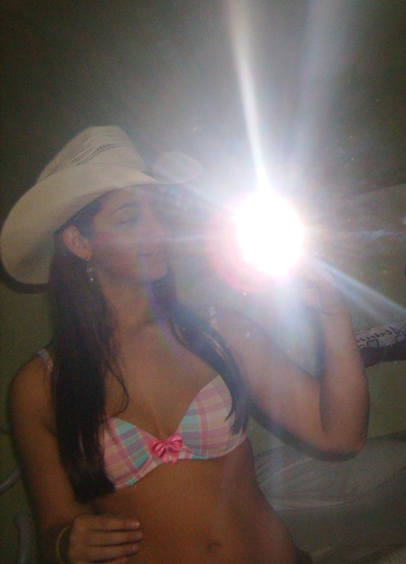 Esta joven le gusta montarse en el caballo