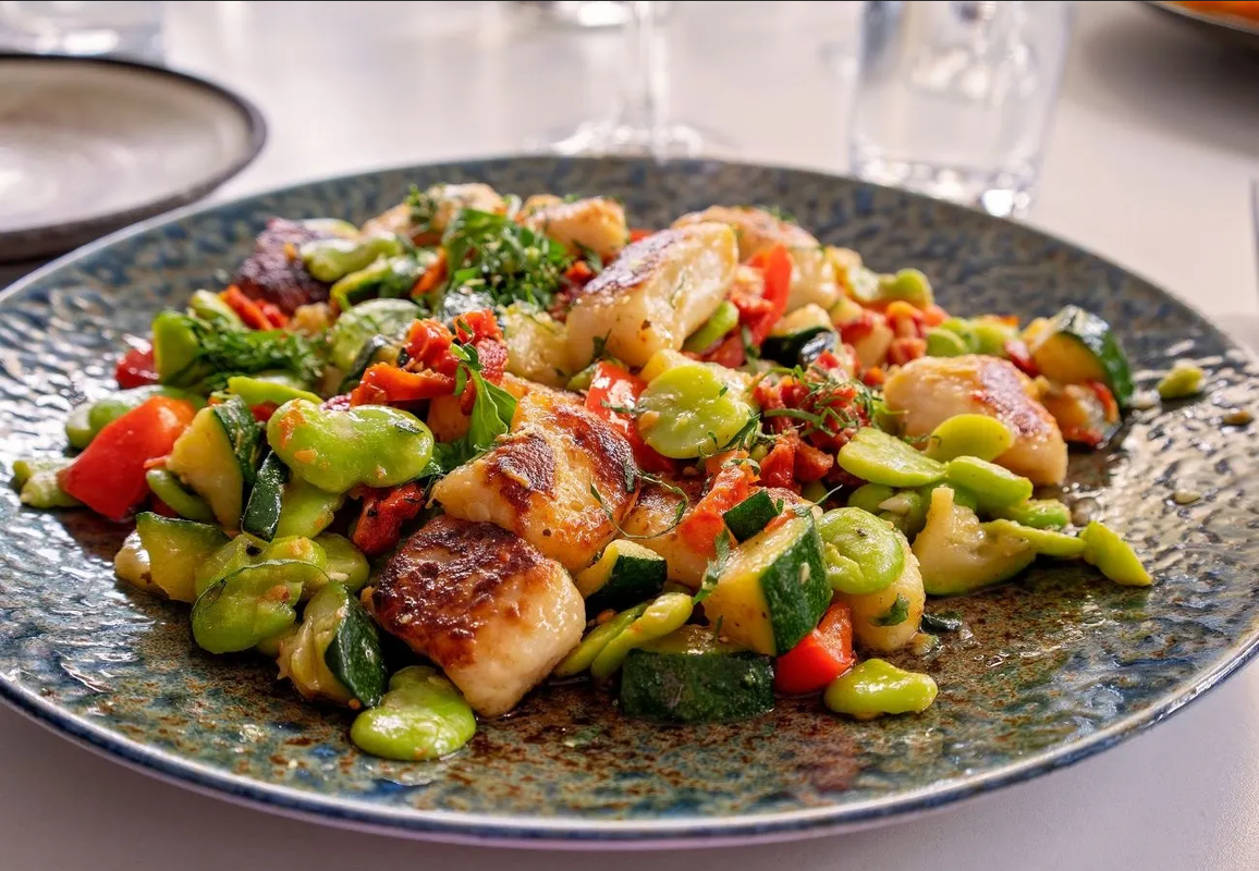 Prepara una cena ligera con nopal y habas para cuidar tu dieta