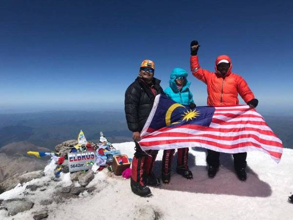 Sarah Sofea bersama bapanya sebagai jurulatihnya dan seorang pendaki sokongan