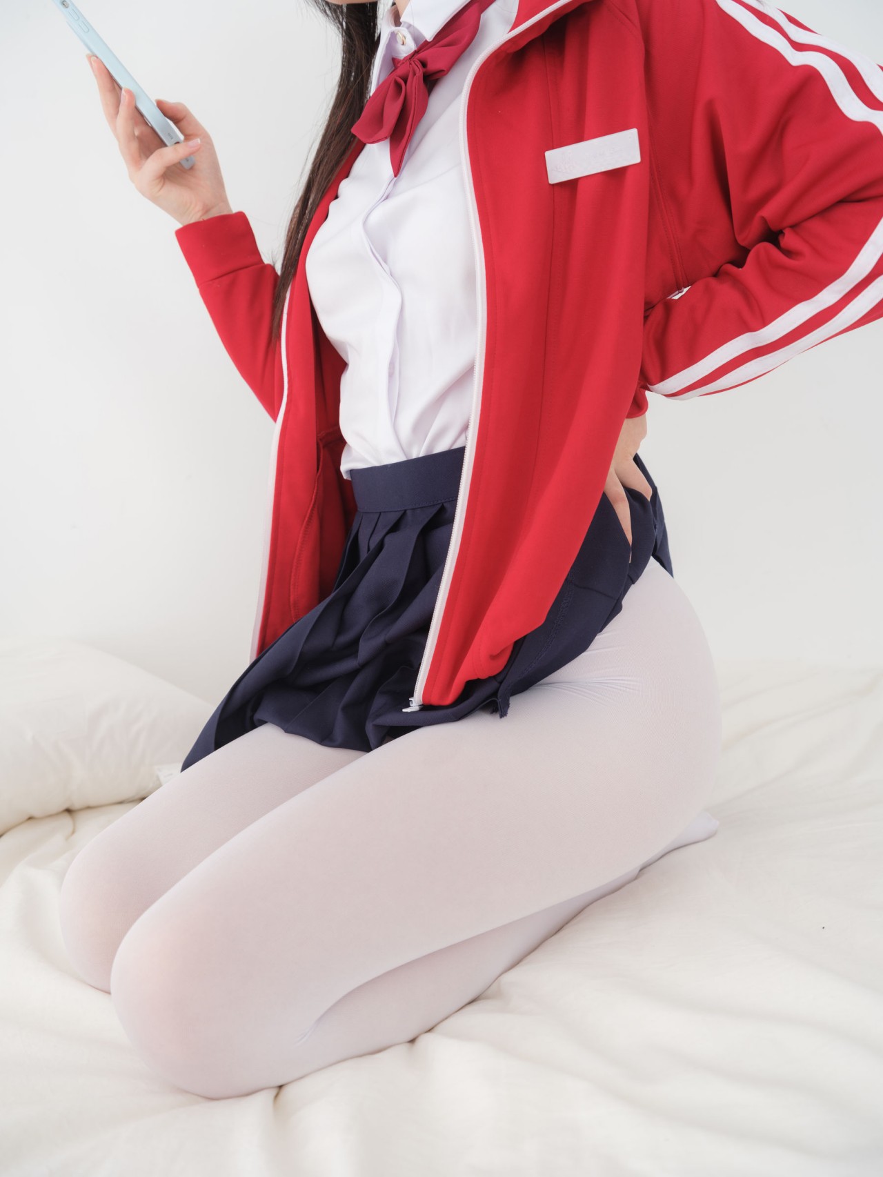 小恩写真《红白蓝校服》，床上的活力与清新白丝妹子插图