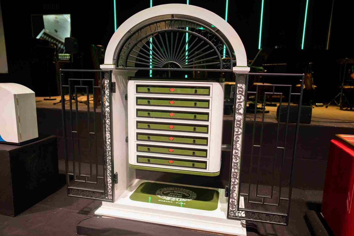 Festival-del-Habano-XXV-Humidor-Auction-2025-Hoyo-de-Monterrey-1-2048x1366