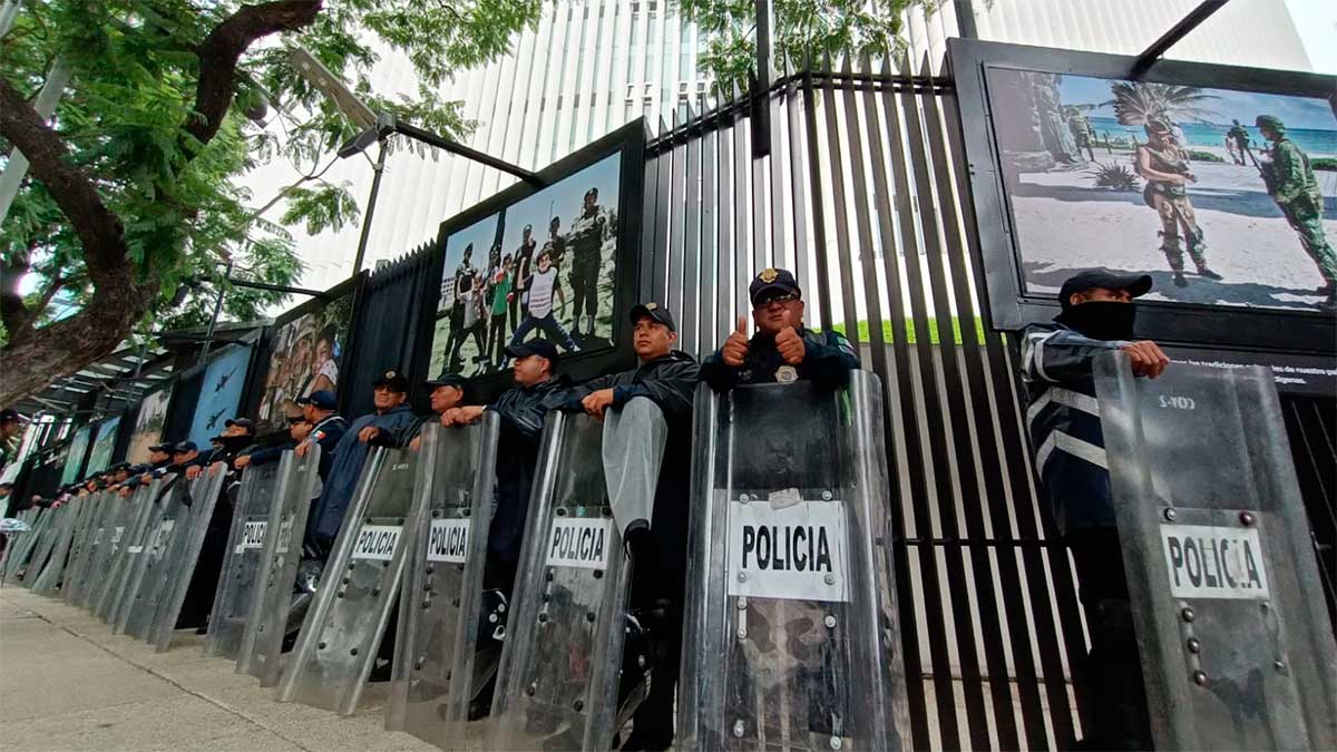 Senado de la República permanece rodeado de policías