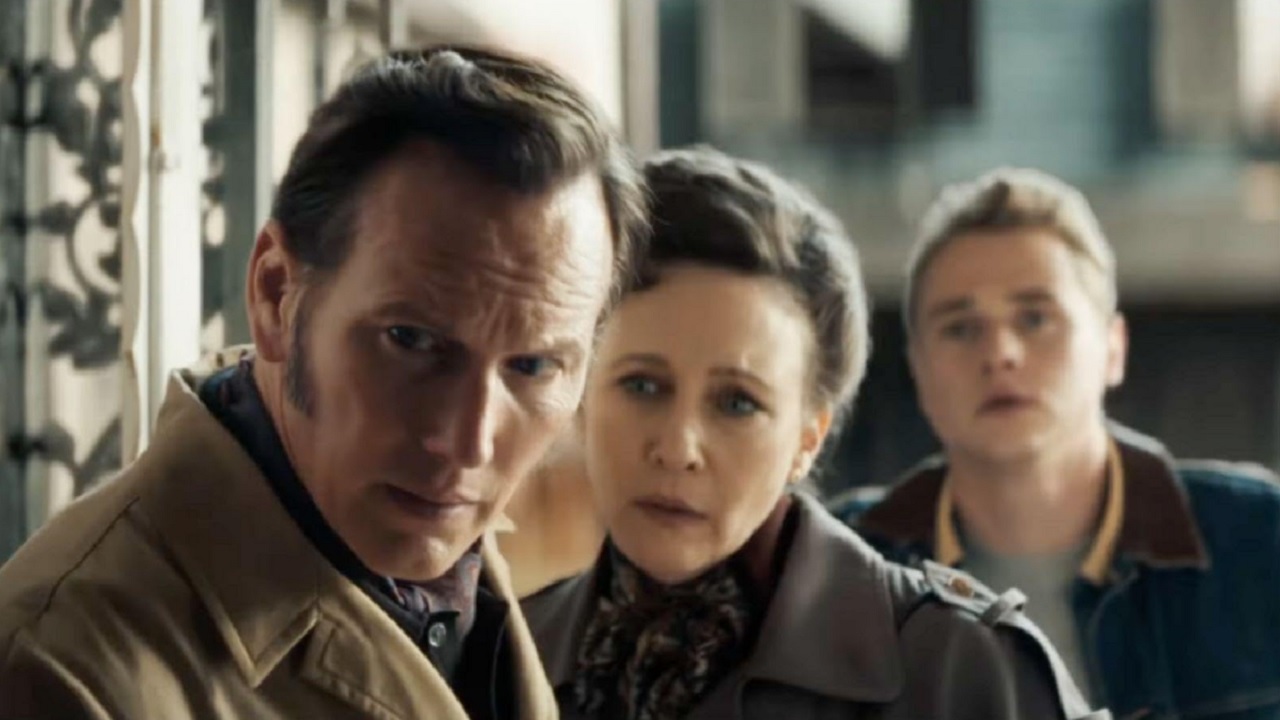 Cena do filme 'Invocação do Mal 4', mostrando a casa dos Smurl