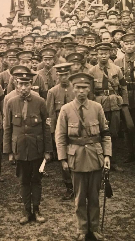 Chiang-Kai-shek-and-Zhou-Enlai-with-cade