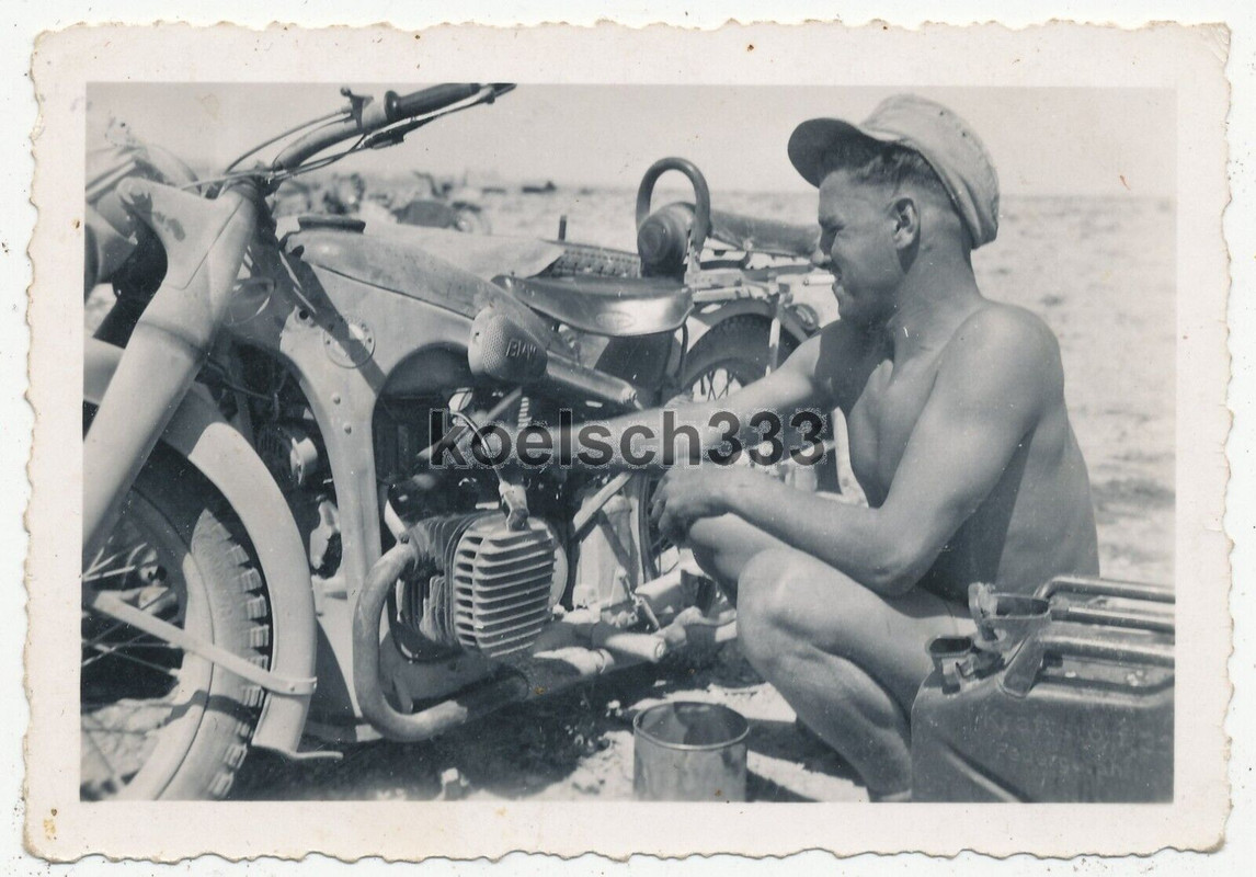 Foto Afrika Korps Soldat am BMW R 12 Motorrad in der Wüste ... DAK Krad
