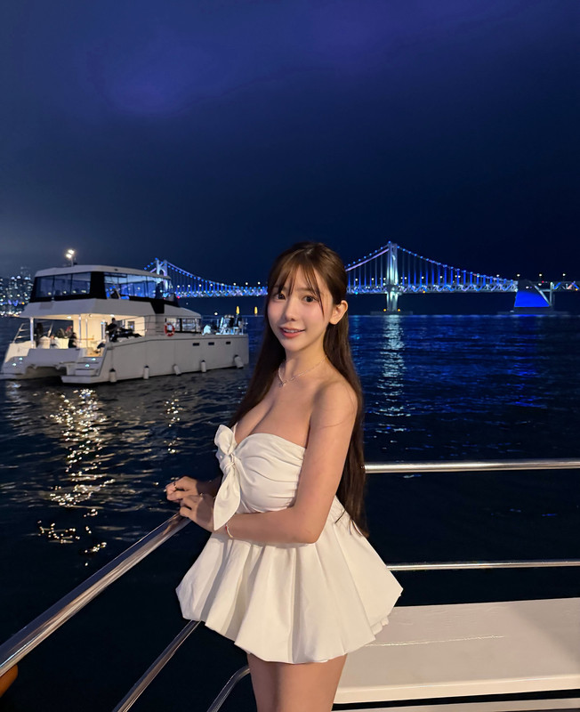 甜美直播主火辣身材照