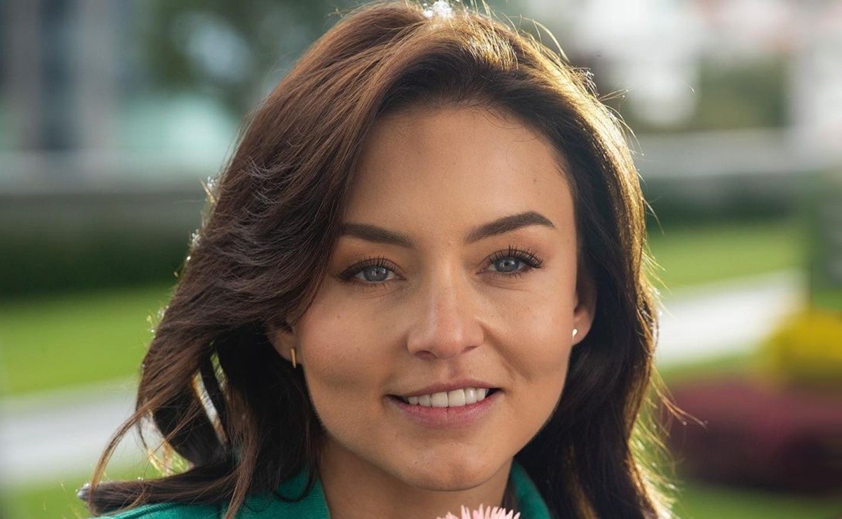 Tras partida de Angelique Boyer, Sebastián Rulli llega a una gala con guapa actriz