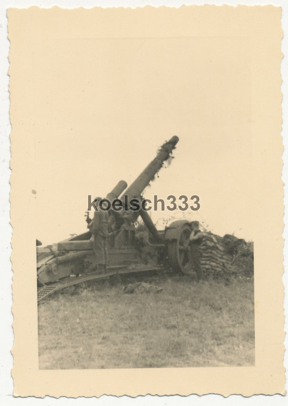 Foto Kanoniere der Wehrmacht am 21cm Morser in Feuerstellung an der Ostfront