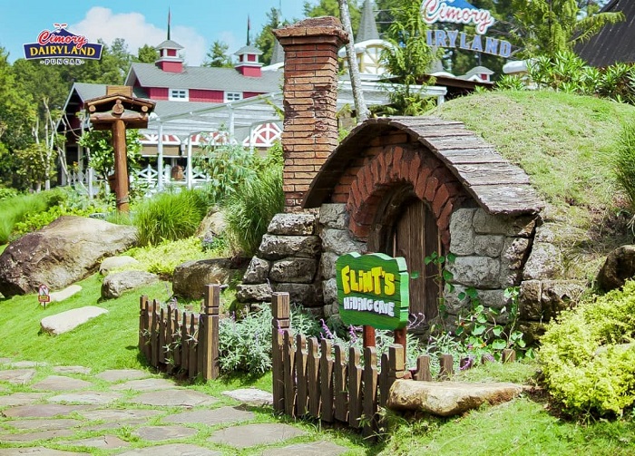 Flint's Hiding Cave adalah salah satu dari 6 rumah kurcaci yang ada di Magic Village