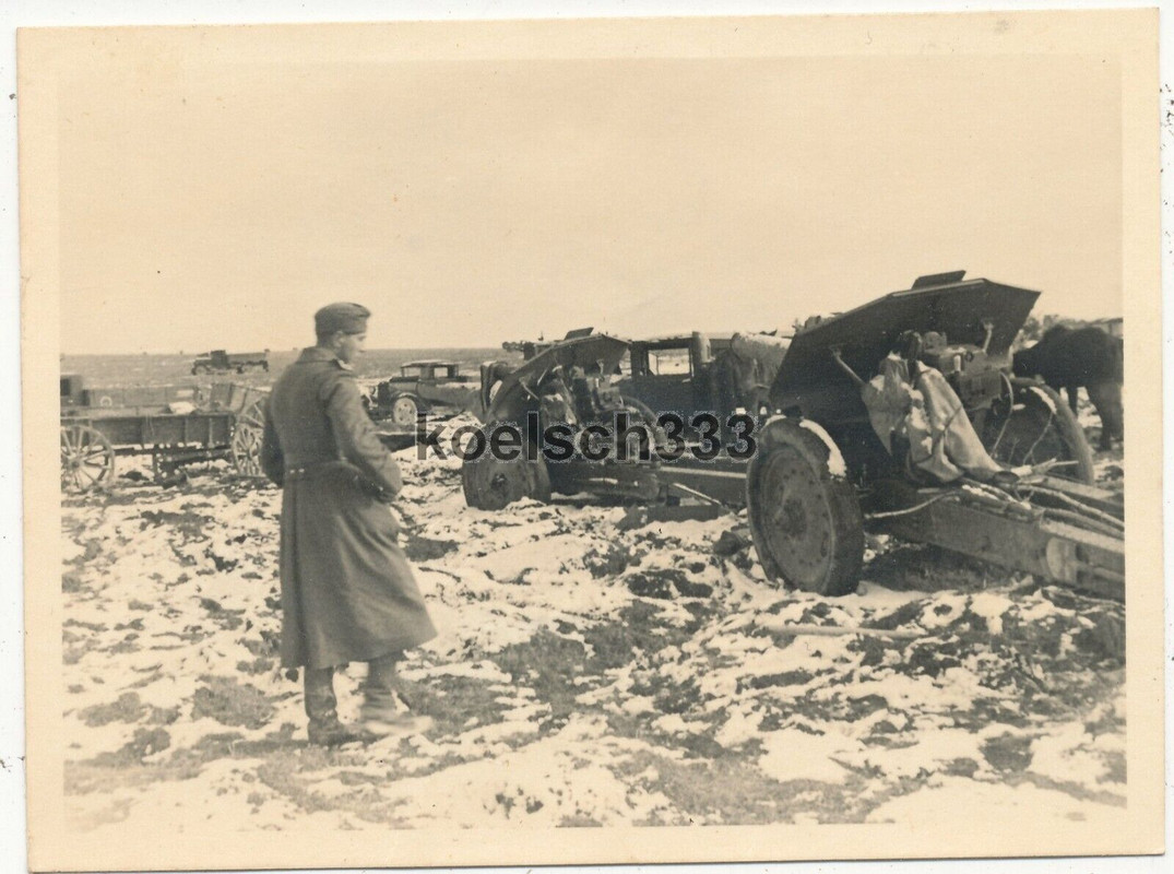 Foto russische Artillerie Geschütze u. Fahrzeug Wracks auf Ostfront Schlachtfeld