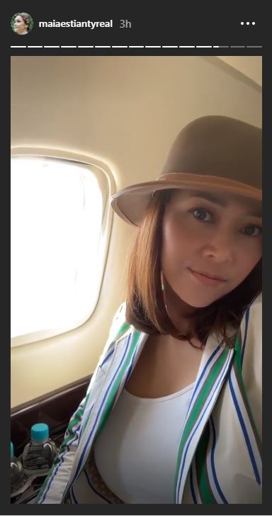 Maia Estianty berada di dalam jet pribadi yang akan segera lepas landas
