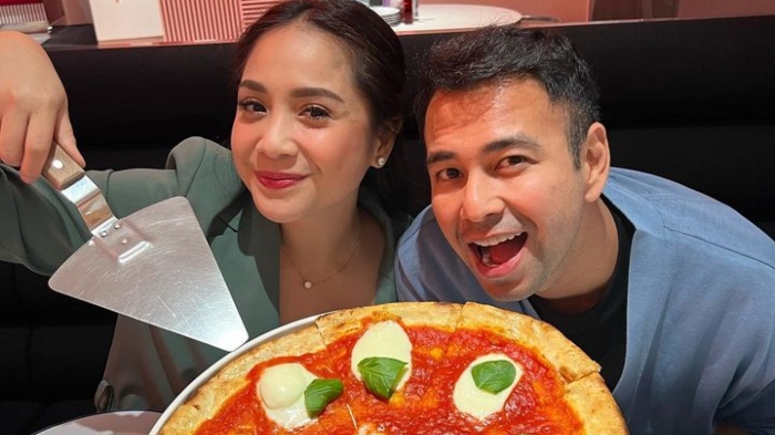 Momen Raffi Ahmad dan Nagita Slavina saat makan di restoran Kore Selatan.