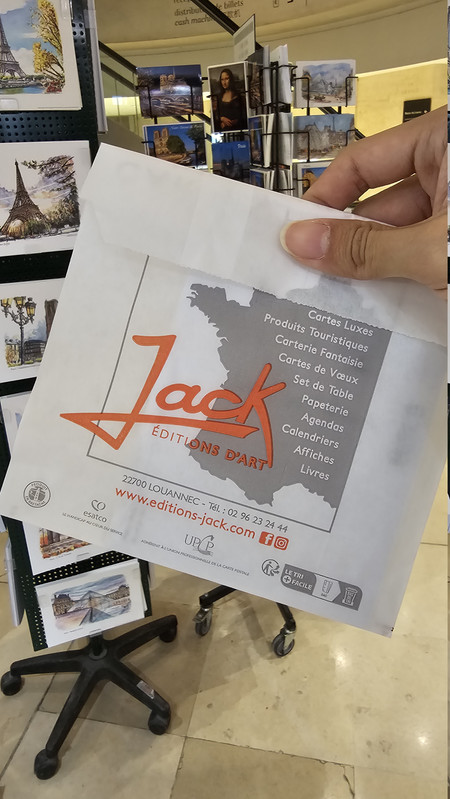 意外的便宜的明信片,還有給小袋子包裝。背後架子上都是不同藝術家繪製的明信片,推薦想買明信片的可以來這邊