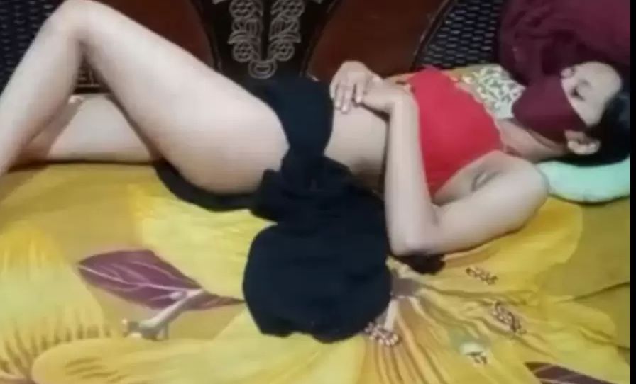 Desi Indian Bhabhi fucking by her husband legs up
