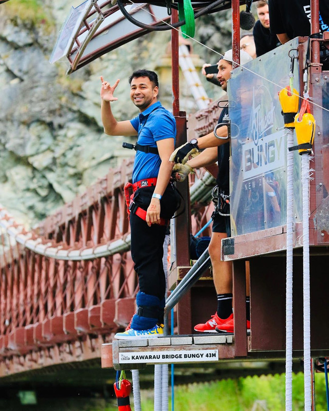 Raffi Ahmad saat coba Bungy Jumping di Selandia Baru