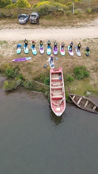 Vista aérea de tablas de SUP alineadas a orillas del río Rapel
