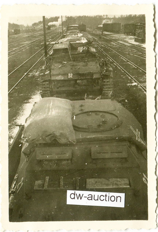 Sturmgeschütz mit Nummer 32 auf Bahntransport