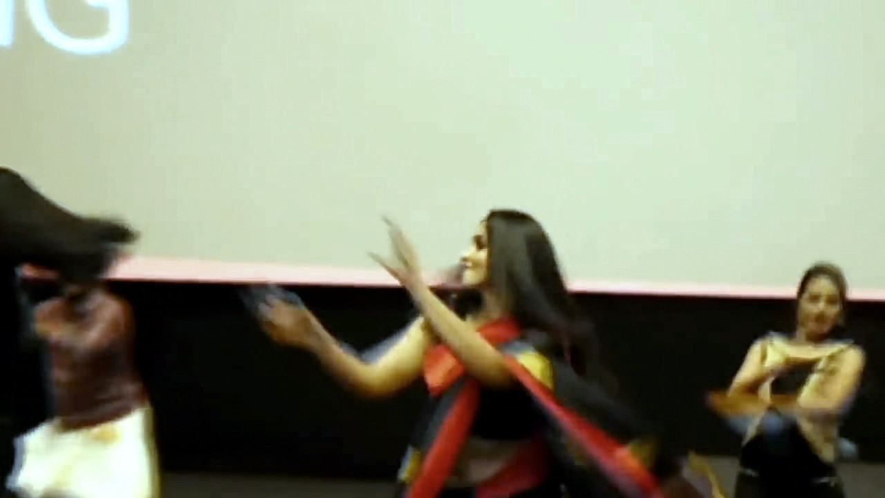 Nyla Usha rare navel show.mkv_snapshot_00.01.308