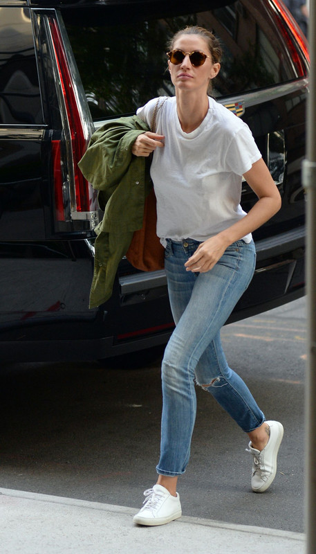 gisele-bundchen-arrivies-at-her-home-in-new-york-06-26-2018-7