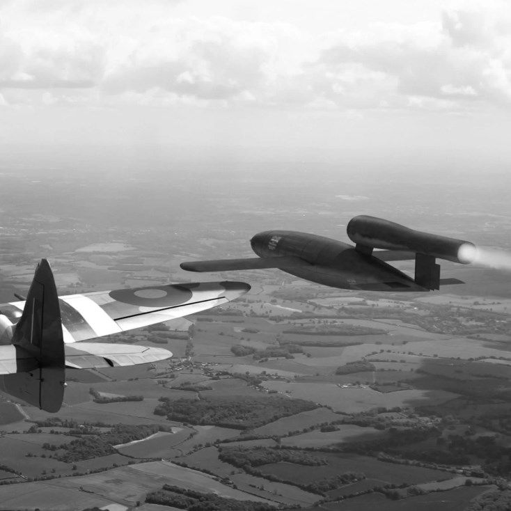 Una bomba V1 vuela junto a un caza británico