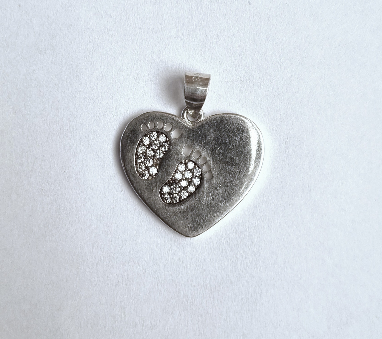 Dije corazón con pies