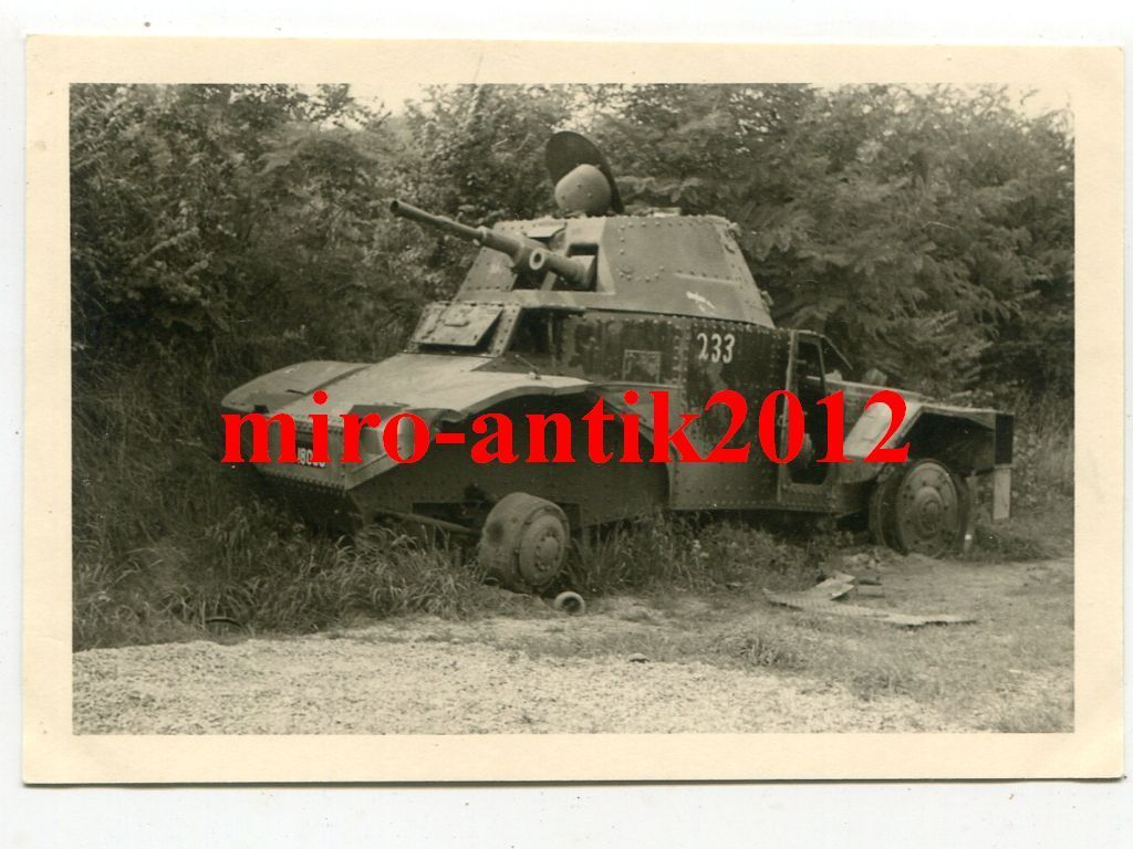 Foto, Wehrmacht, zerstörter Panhard 178 zwischen