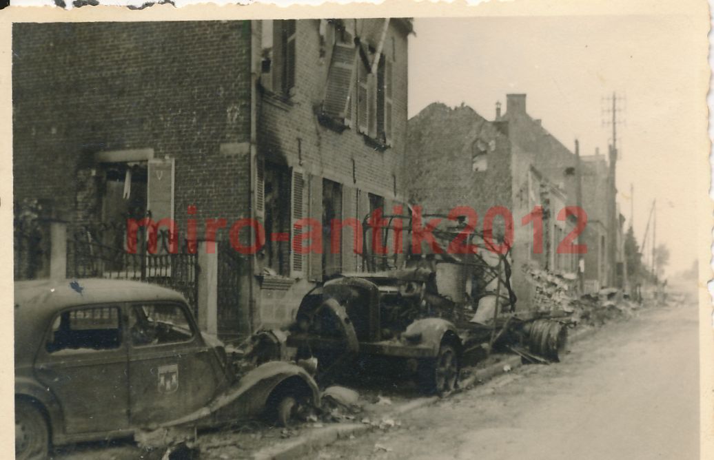 Foto, Wehrmacht, zerstörte Fahrzeuge in einer Or